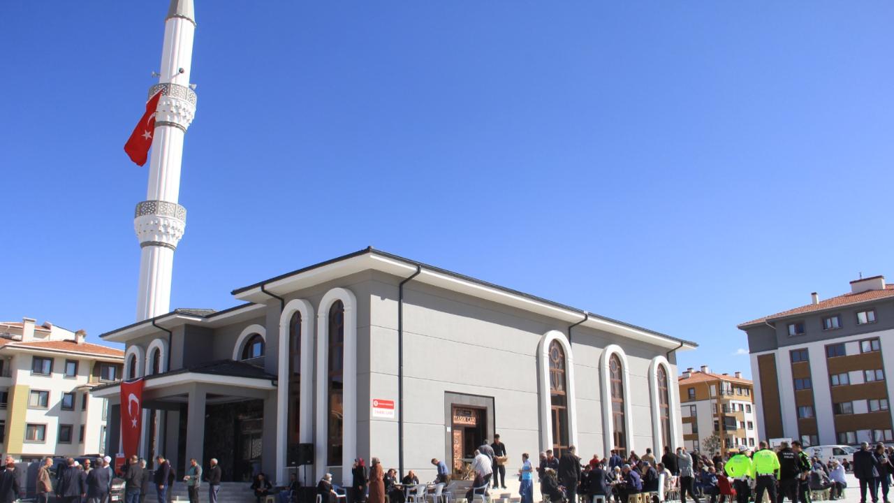 Taşer camii dualarla ibadete açıldı