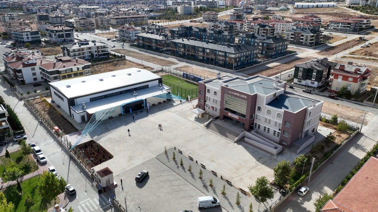 Trafik kazasında hayatını kaybeden Ahmet Çalık'ın adının verildiği spor tesisi açıldı