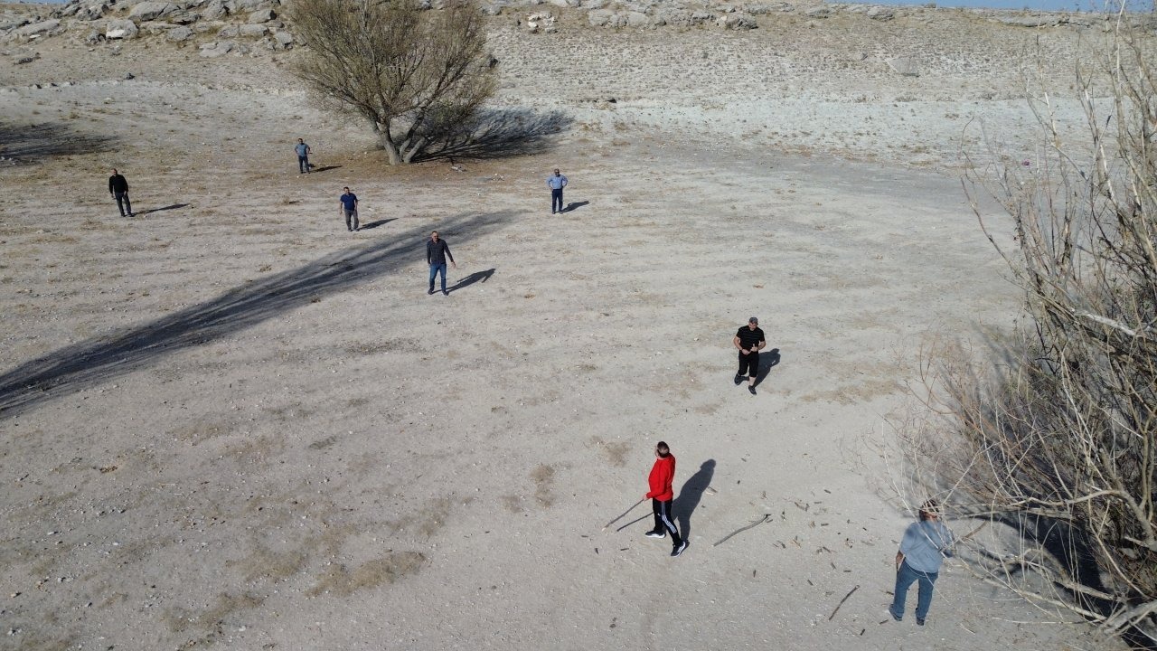 Aksaray'da köylüler geleneksel çelik-çomak oyunu oynamayı sürdürüyor