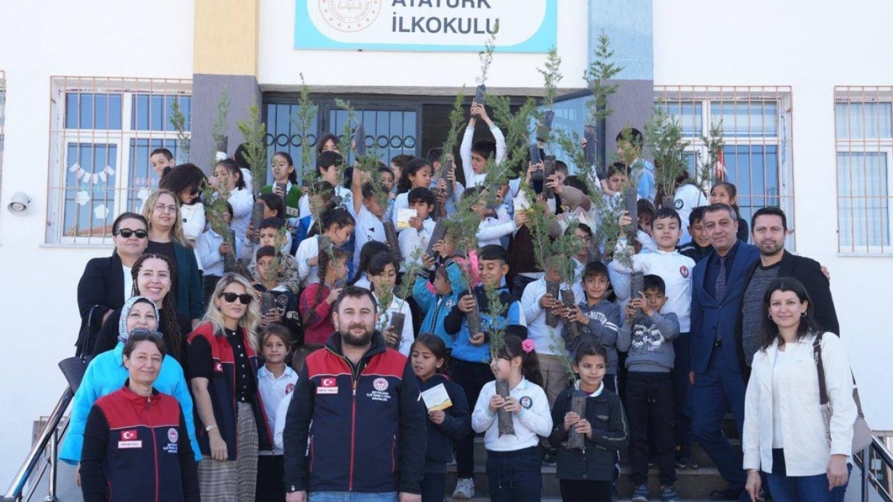 Beypazarı&#039;nda öğrencilere fidan hediye edildi