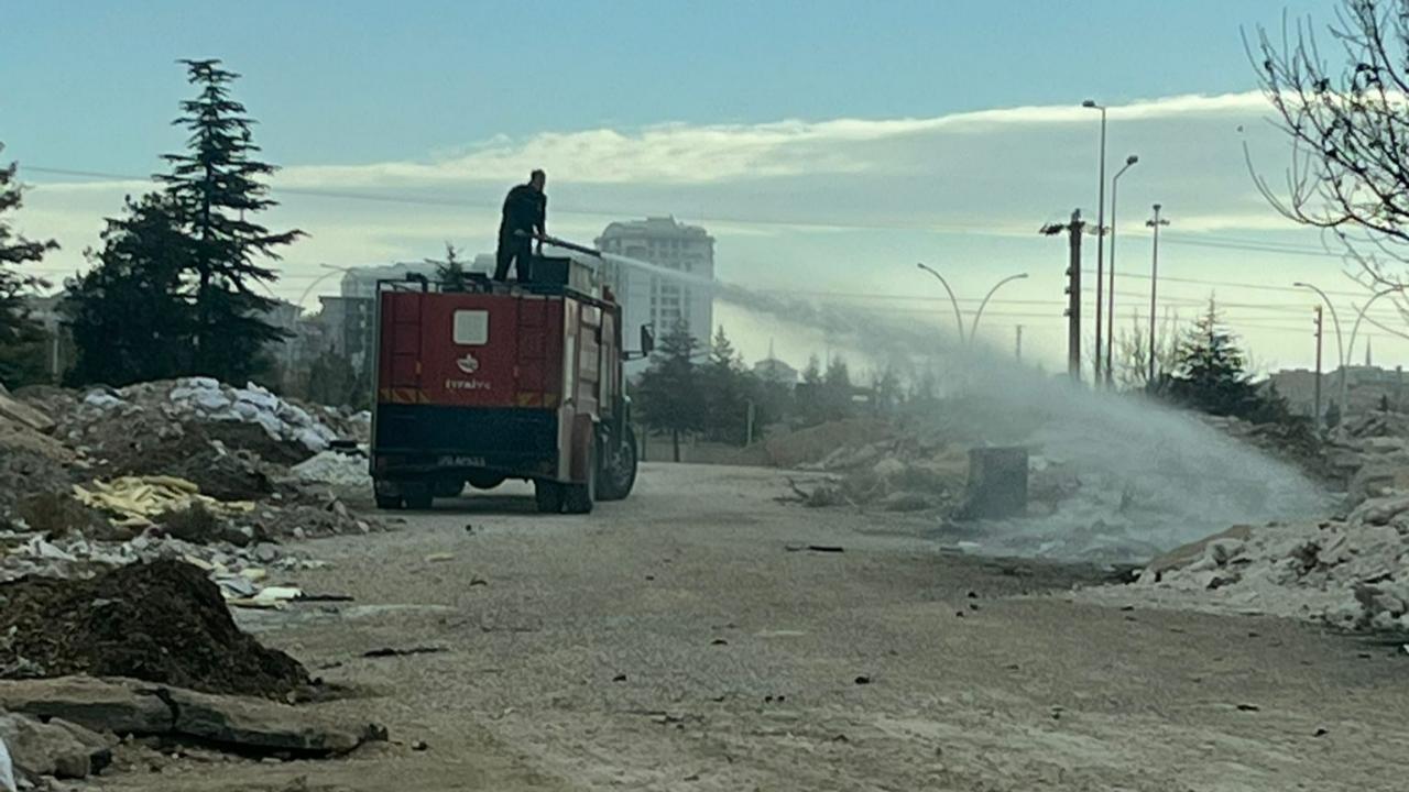 Boş arazide çıkan yangın korkuttu