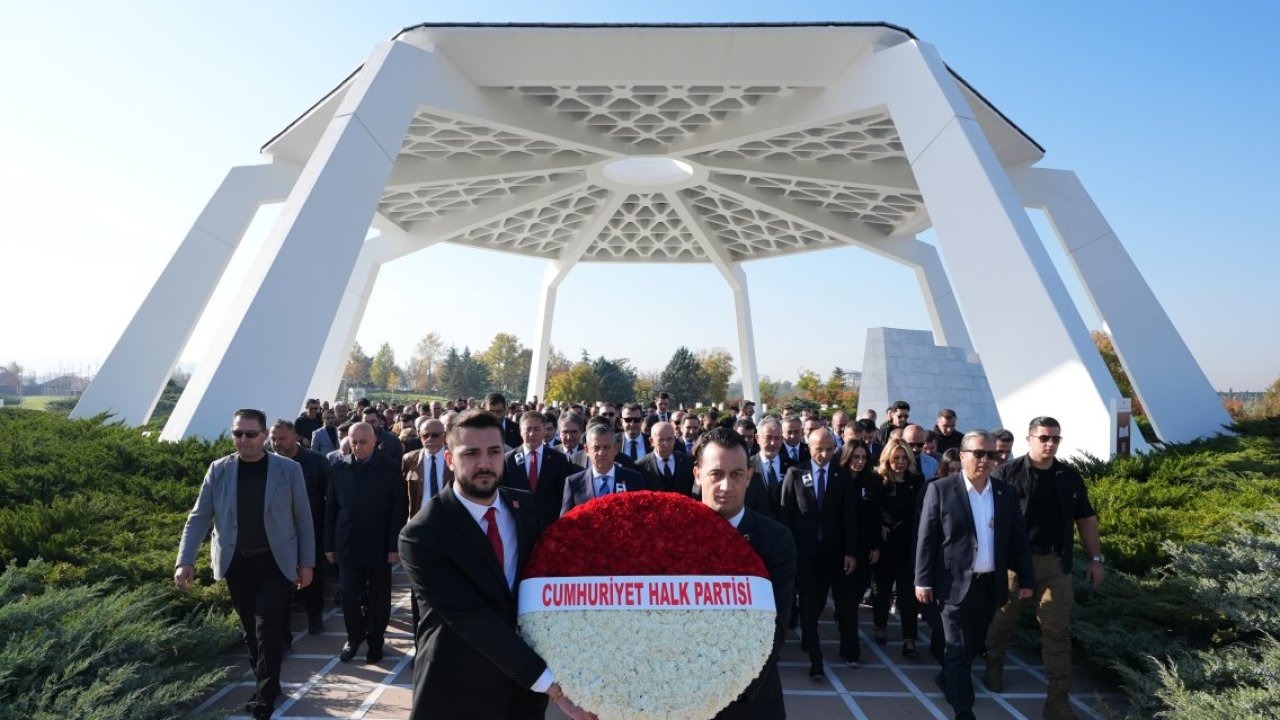 CHP Genel Başkanı Özel, vefatının 19. yılı dolayısıyla Bülent Ecevit'in kabrini ziyaret etti: