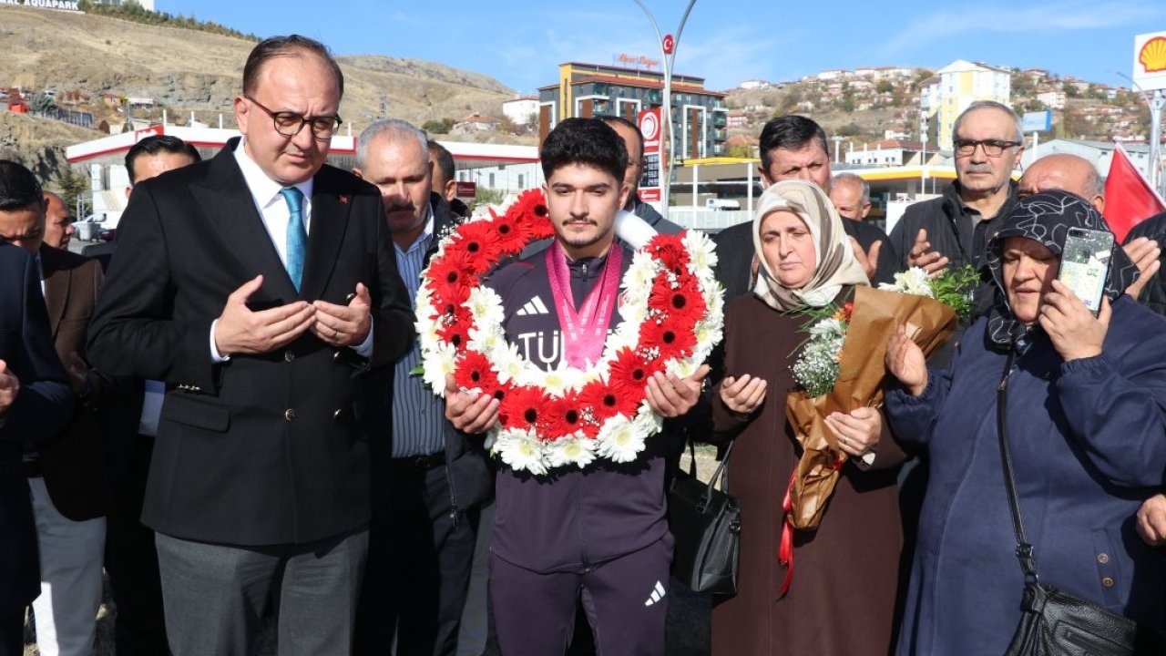 Dünya rekortmeni milli halterci Muhammed Furkan, Yozgat'ta coşkuyla karşılandı