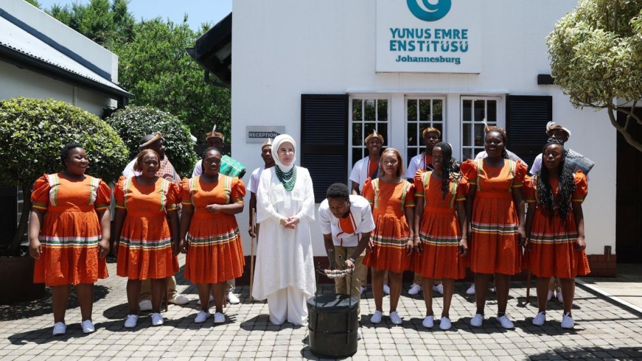 Emine Erdoğan Güney Afrika'da Yunus Emre Enstitüsünü ziyaret etti