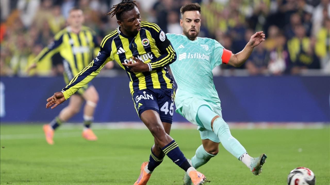 Fenerbahçe zirveyle puan farkını 1&#039;e indirdi