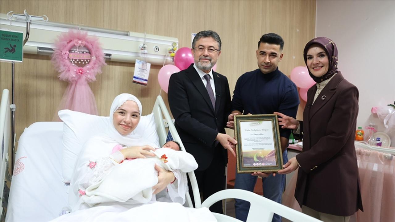 Her yeni doğan bebek adına bir fidan