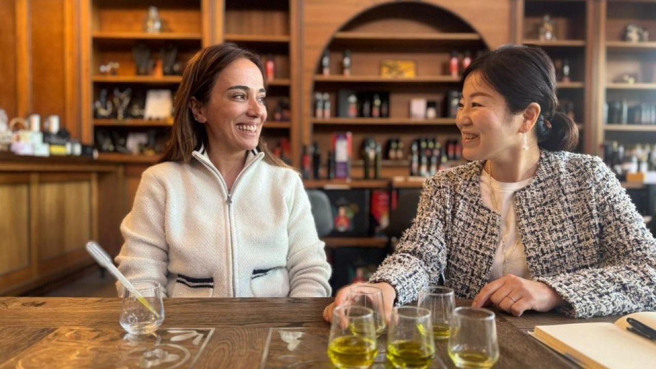 Japon şef Türk zeytinyağlarını harmanlayarak Uzak Doğu&#039;ya tanıtıyor