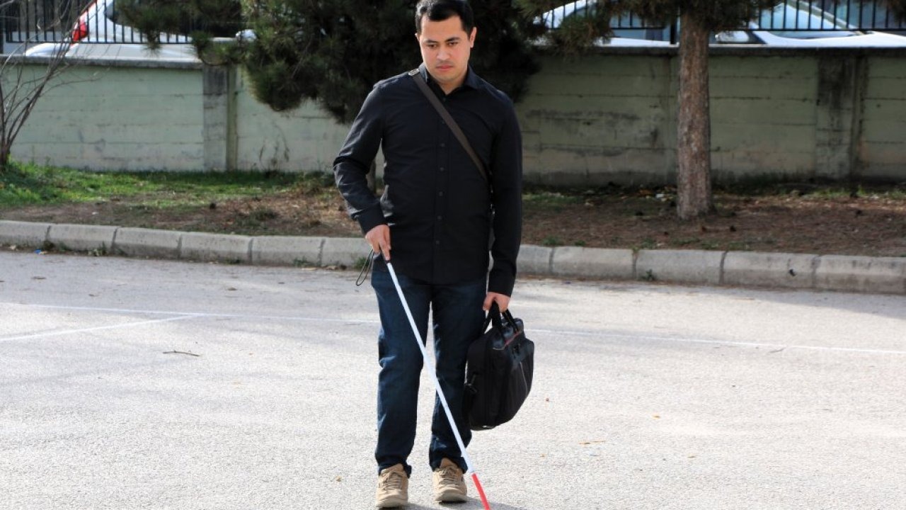 Karanlık dünyasını edebiyatla aydınlatan öğretmen, öğrencilerine ilham oluyor