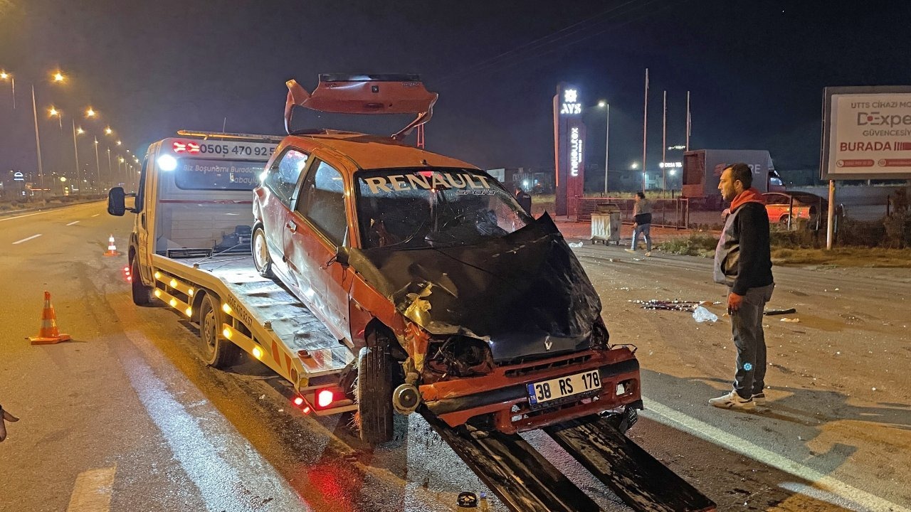 Kayseri&#039;de devrilen otomobildeki 1 kişi öldü, 2 kişi yaralandı