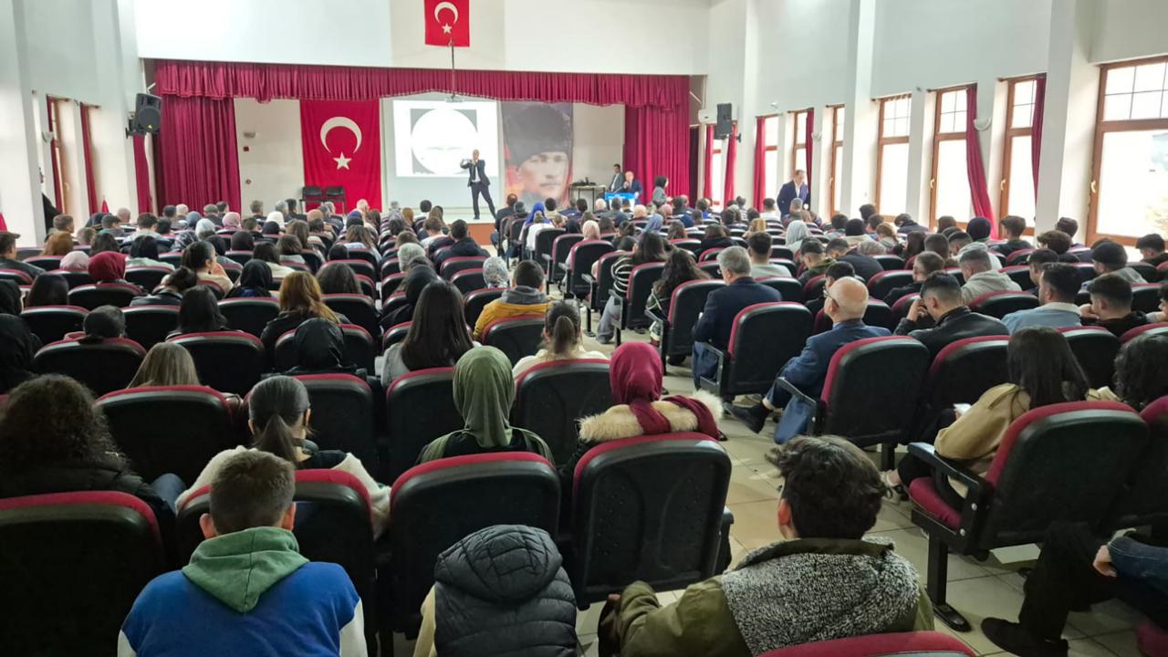 KMÜ’de aile ve değerler konuşuldu