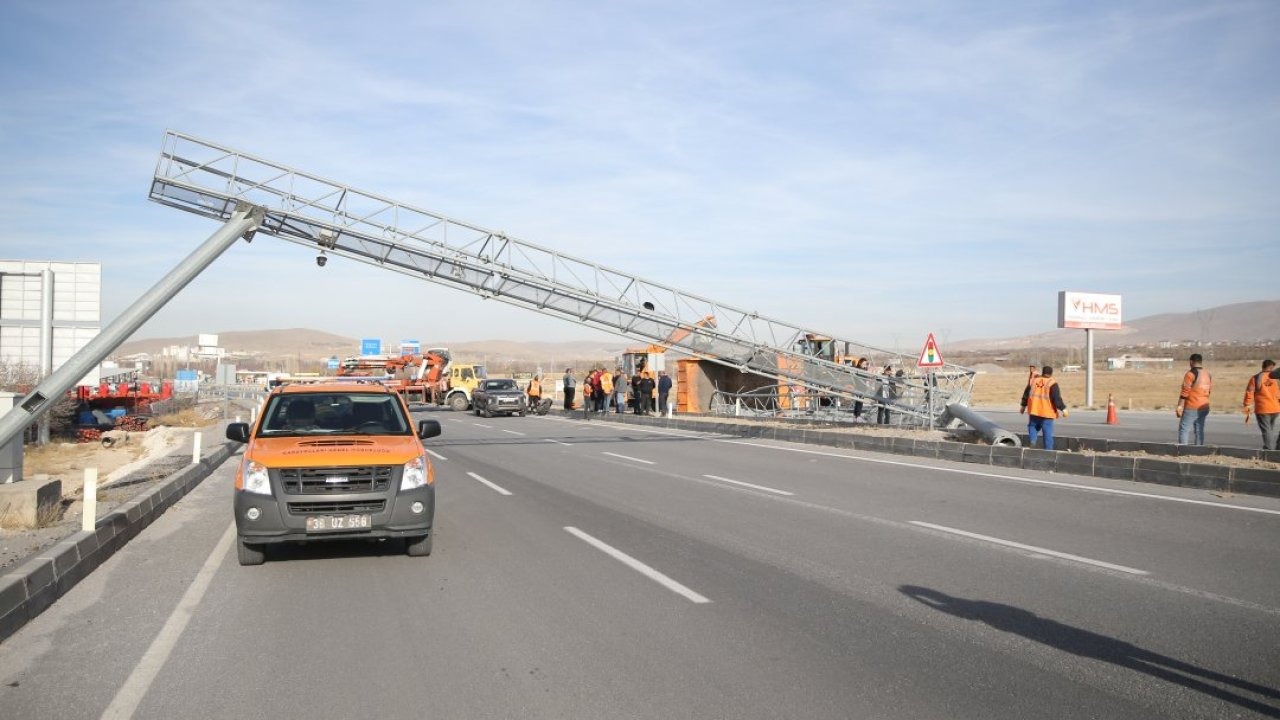 Niğde'de damperi açık kalan kamyon PTS direğine çarptı