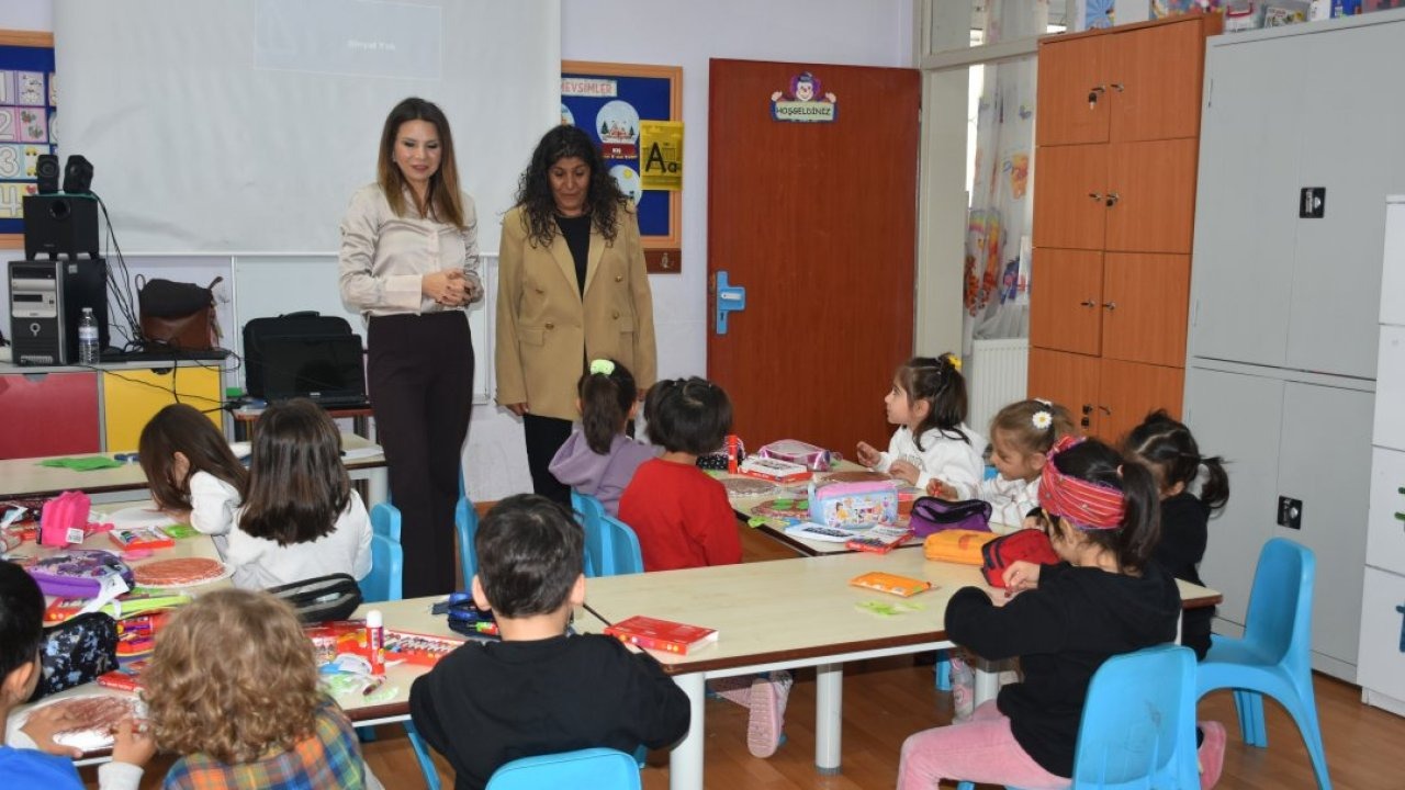 Öğretmen anne ile kızı aynı okulda öğrencileri geleceğe hazırlıyor