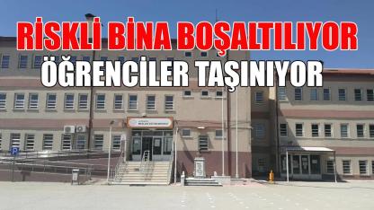 Riskli bina boşaltılıyor