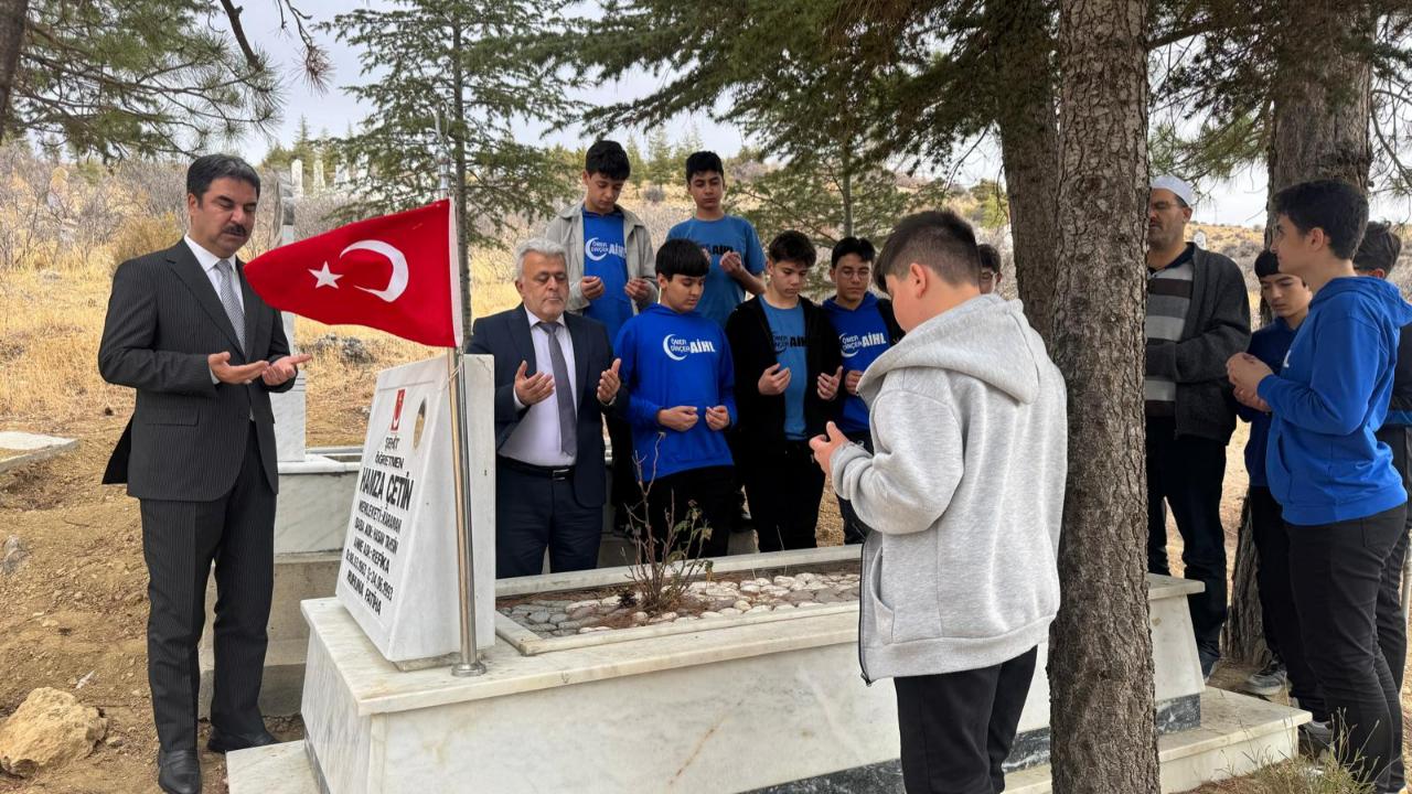 Şehidimiz mezarı başında anıldı