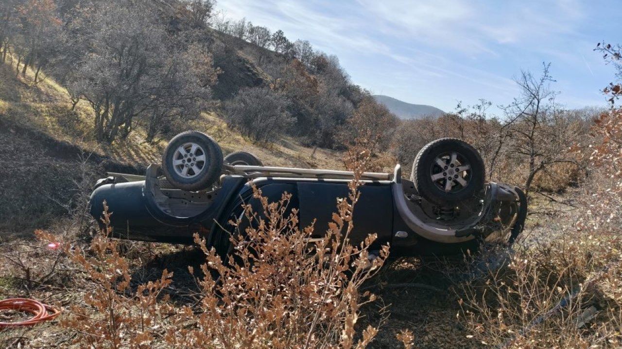 Sivas&#039;ta devrilen pikaptaki öğretmen öldü