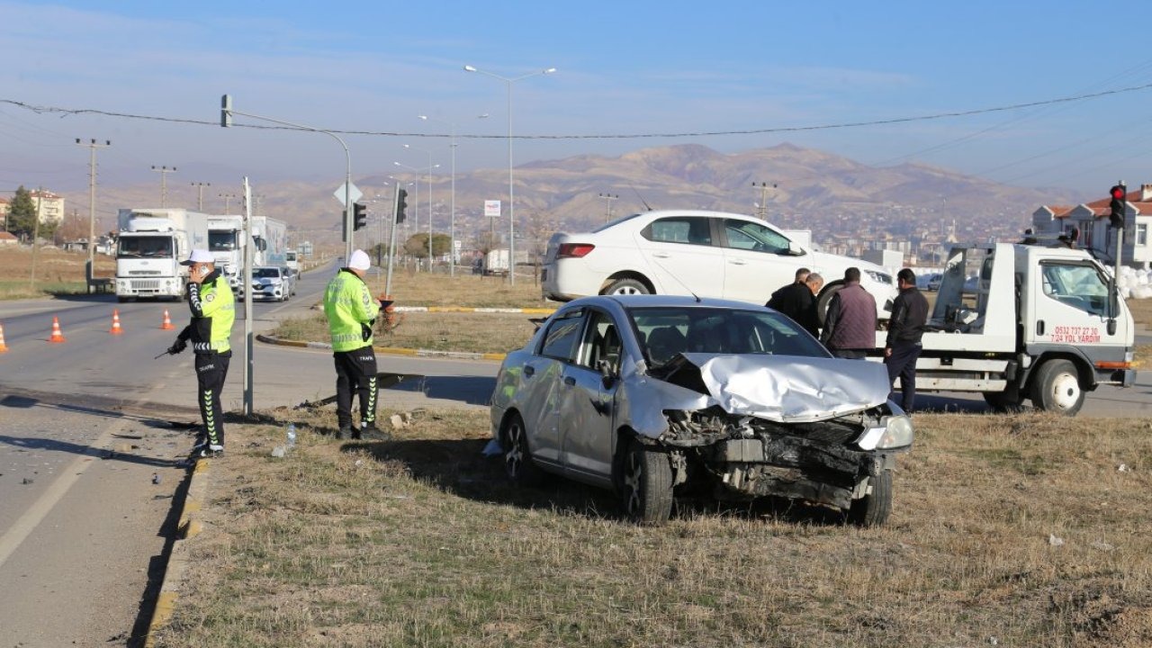 Sivas&#039;ta iki otomobilin çarpıştığı kazada 3 kişi yaralandı