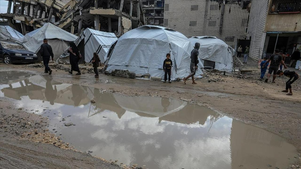 Tıbbi çadırlar su altında kaldı