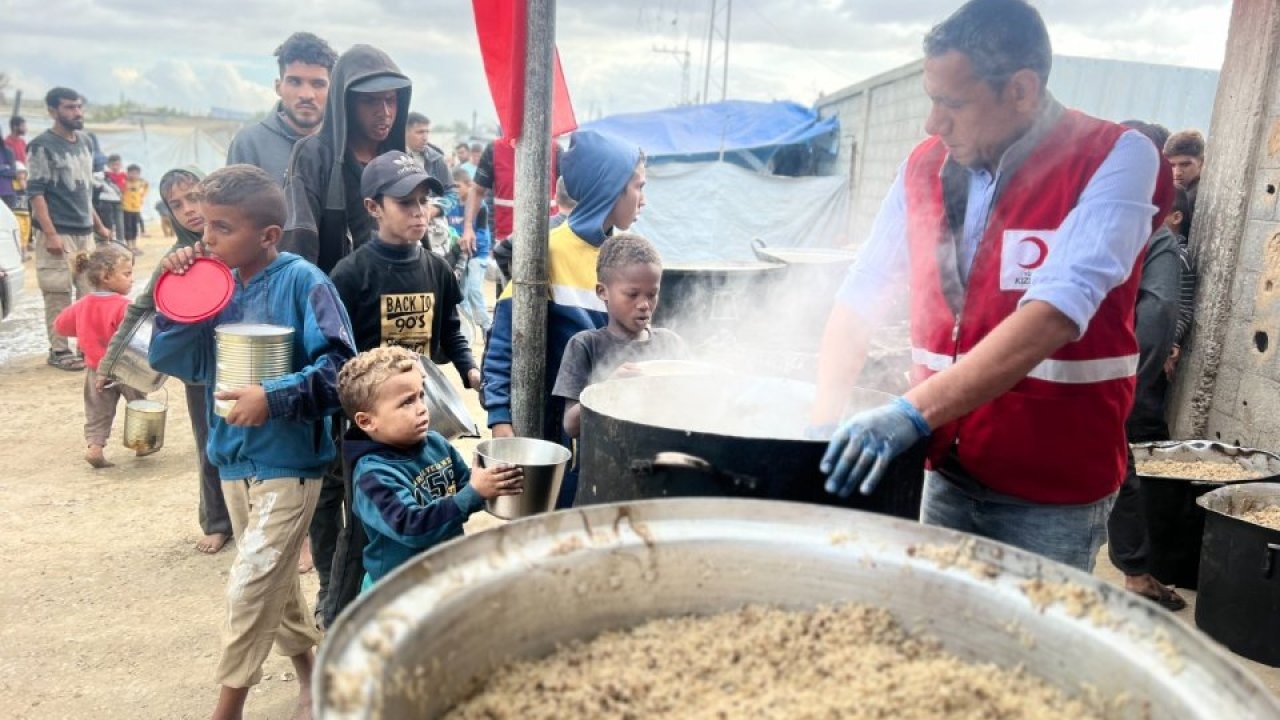 Türk Kızılay Gazze'de günlük 35 bin kişiye sıcak yemek dağıtıyor