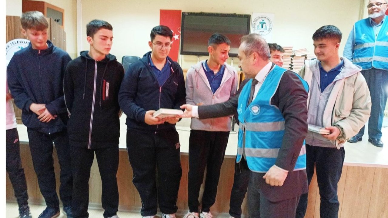 Yozgat'ta "Hediyem Kur'an Olsun" projesi kapsamında öğrencilere Kur'an-ı Kerim dağıtıldı