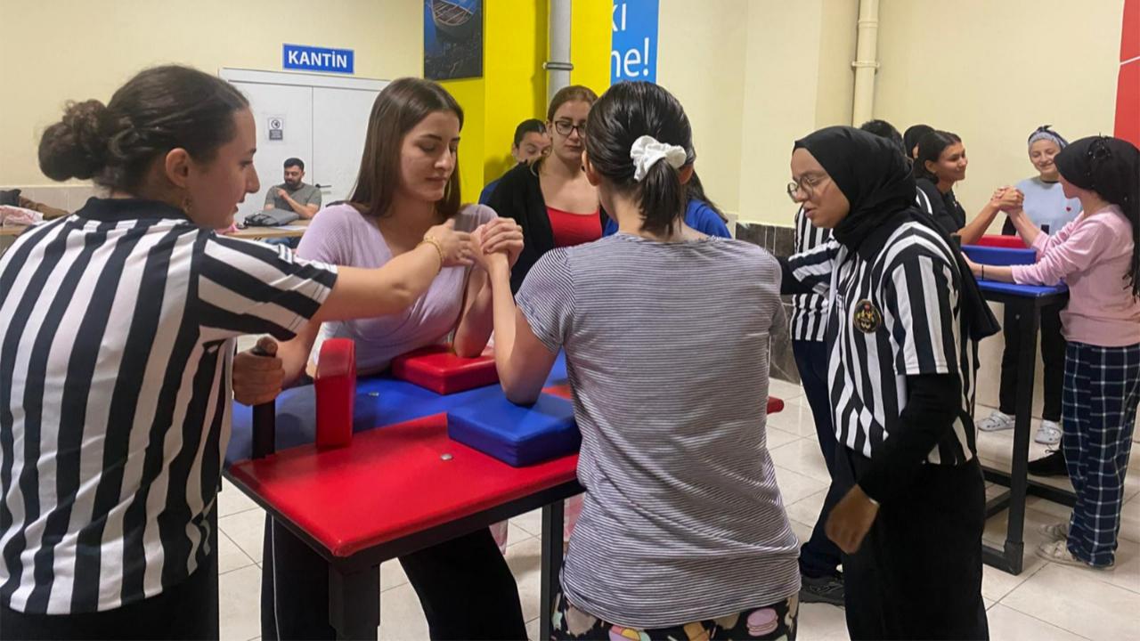 Yurtlarda bilekler konuştu