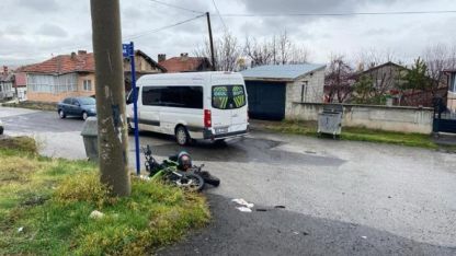 Şarkışla'da minibüs ile çarpışan motosikletin sürücüsü yaralandı