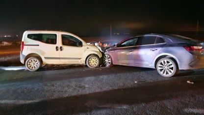 Konya'da hafif ticari araç ile otomobilin çarpıştığı kazada 8 kişi yaralandı