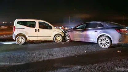 Konya'da hafif ticari araç ile otomobilin çarpıştığı kazada 8 kişi yaralandı
