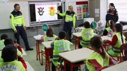 Kırşehir'de jandarmadan ilkokul öğrencilerine trafik eğitimi