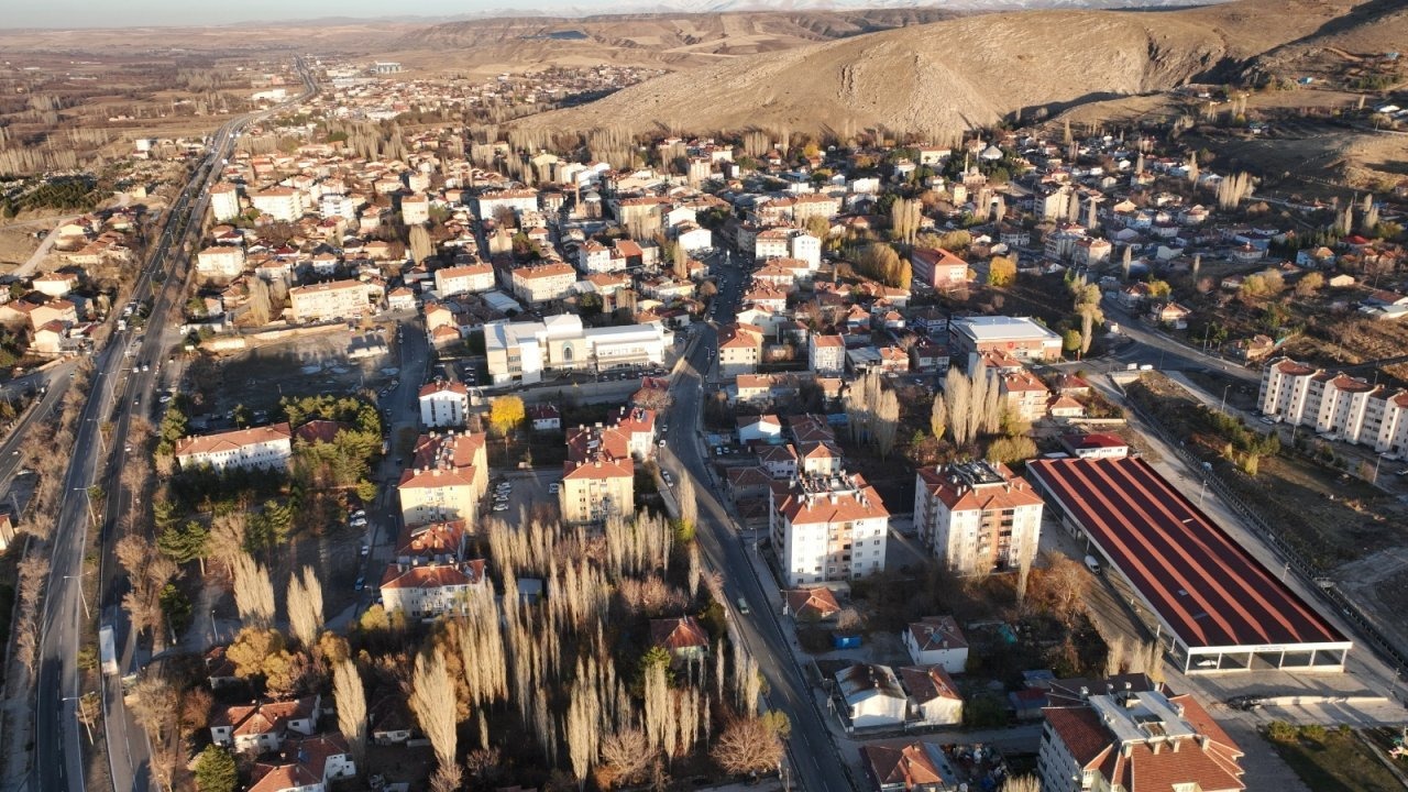 Büyükşehir Belediyesi Pınarbaşı ilçesinin yollarını sıcak asfaltla yeniledi