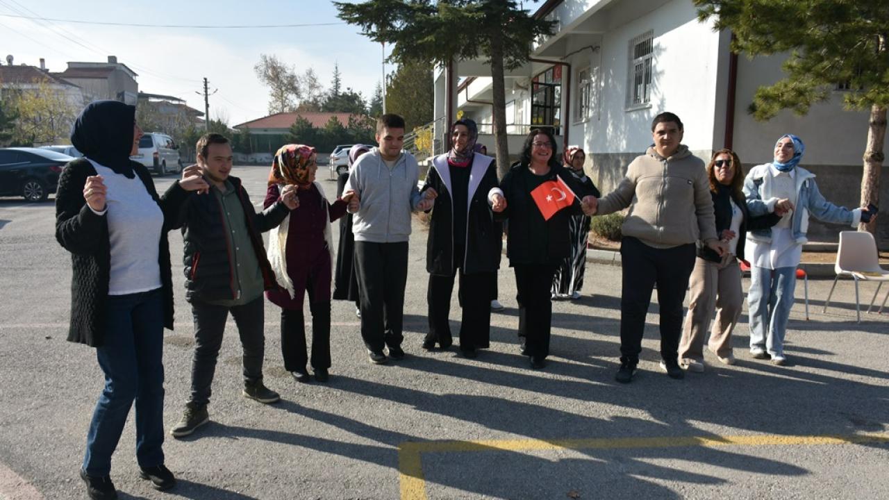 Engeller sevgiyle aşıldı