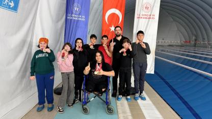 Engelleri aştılar havuzda parladılar