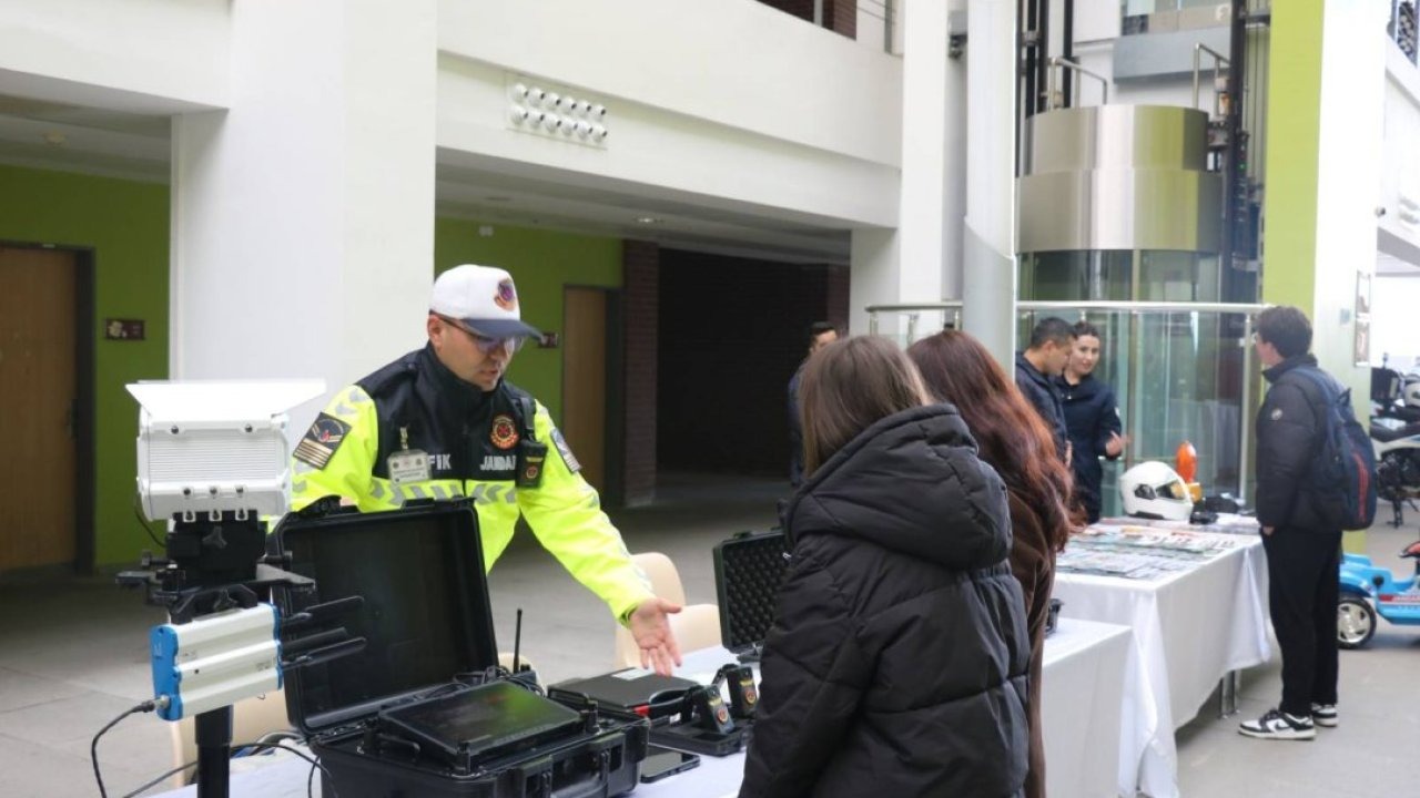 Eskişehir'de jandarma üniversite yerleşkesinde bilgilendirme yaptı