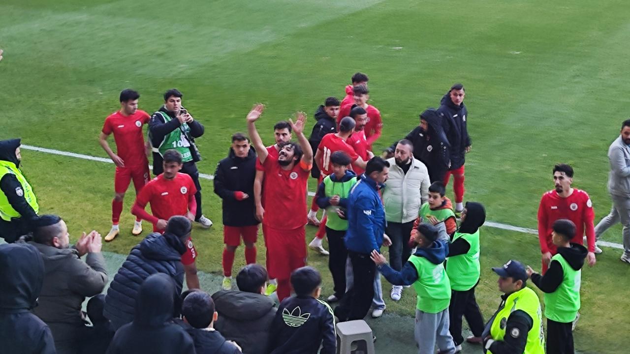 Gemiyi kaptan kurtardı