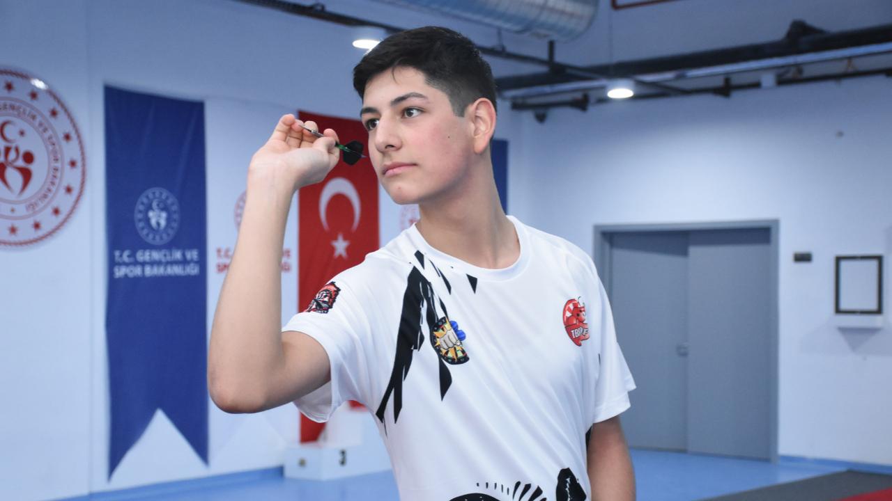 Genç dartçı zirveye göz dikti