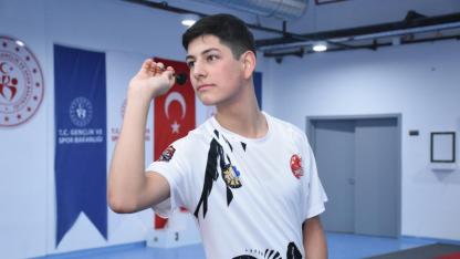 Genç dartçı zirveye göz dikti