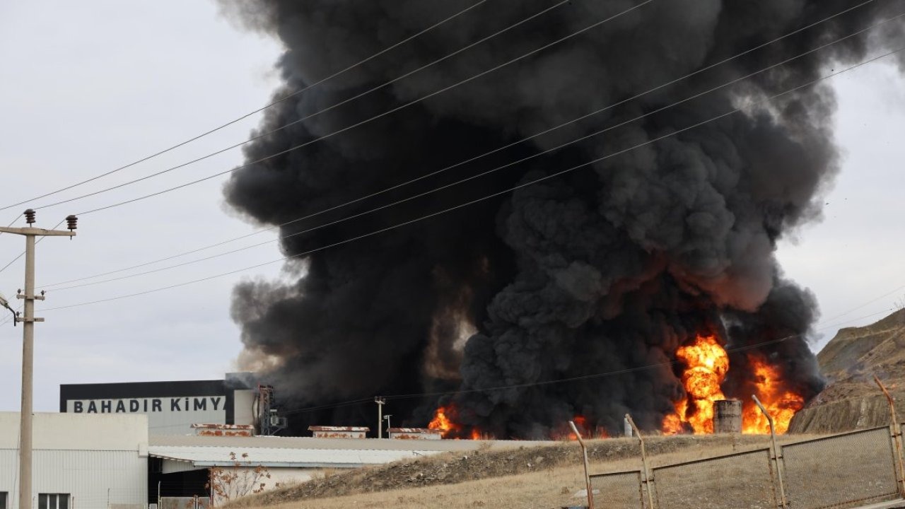 GÜNCELLEME 2 - Kırıkkale OSB&#039;de bir fabrikada çıkan yangına müdahale ediliyor