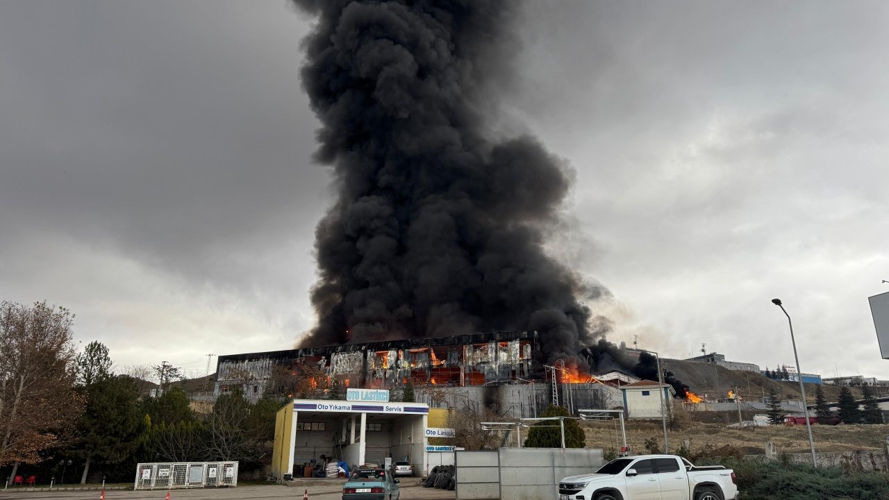 GÜNCELLEME - Kırıkkale OSB&#039;de fabrikada çıkan yangına müdahale ediliyor