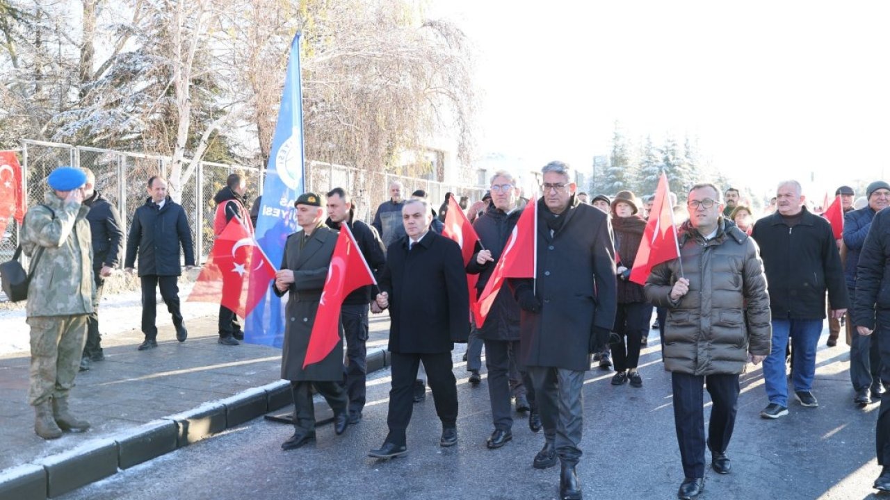 Kayseri'de akademisyenler terör saldırısında şehit olan 15 askeri andı