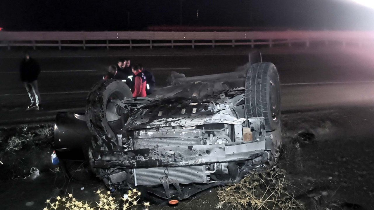 Kırıkkale'de devrilen otomobildeki 3 kişi yaralandı