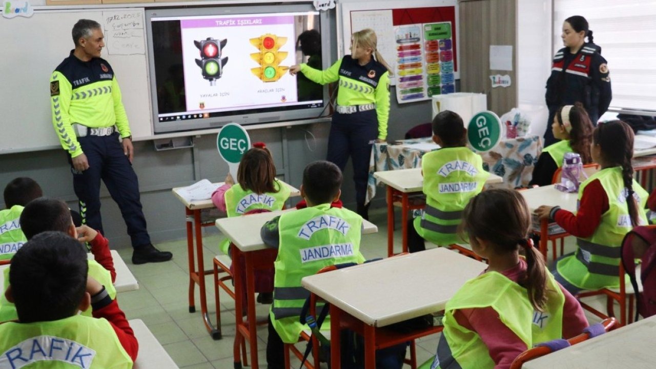 Kırşehir'de jandarmadan ilkokul öğrencilerine trafik eğitimi