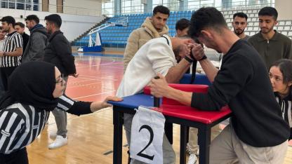 KMÜ’de bilek güreşi ruhu