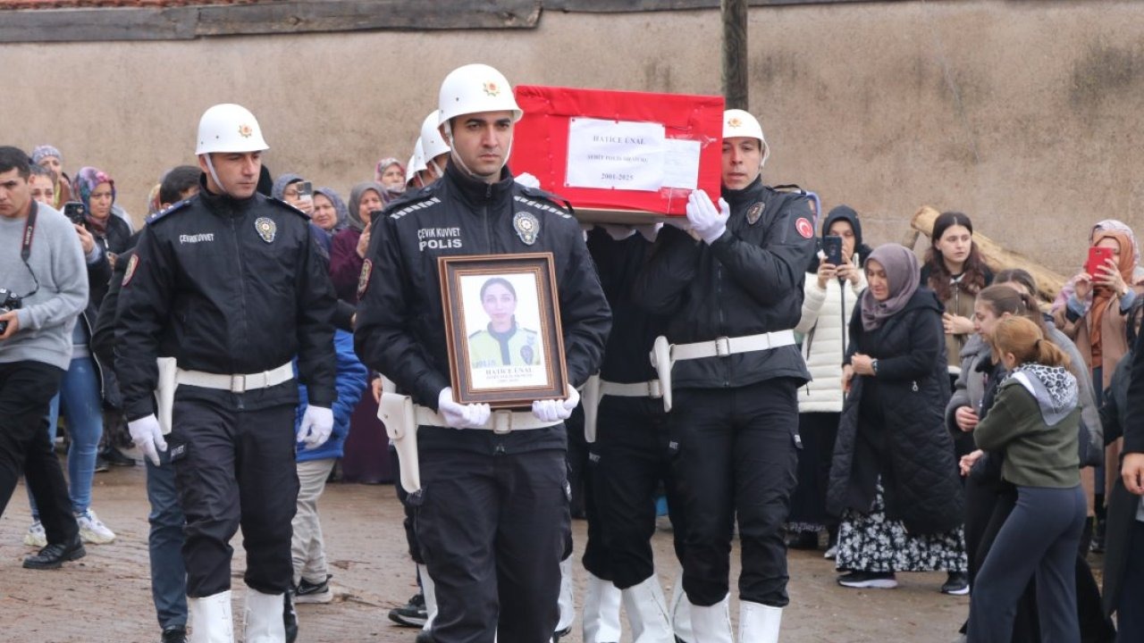 Manisa&#039;da ekip aracının tıra çarpması sonucu şehit olan polisin cenazesi Çankırı&#039;da toprağa verildi