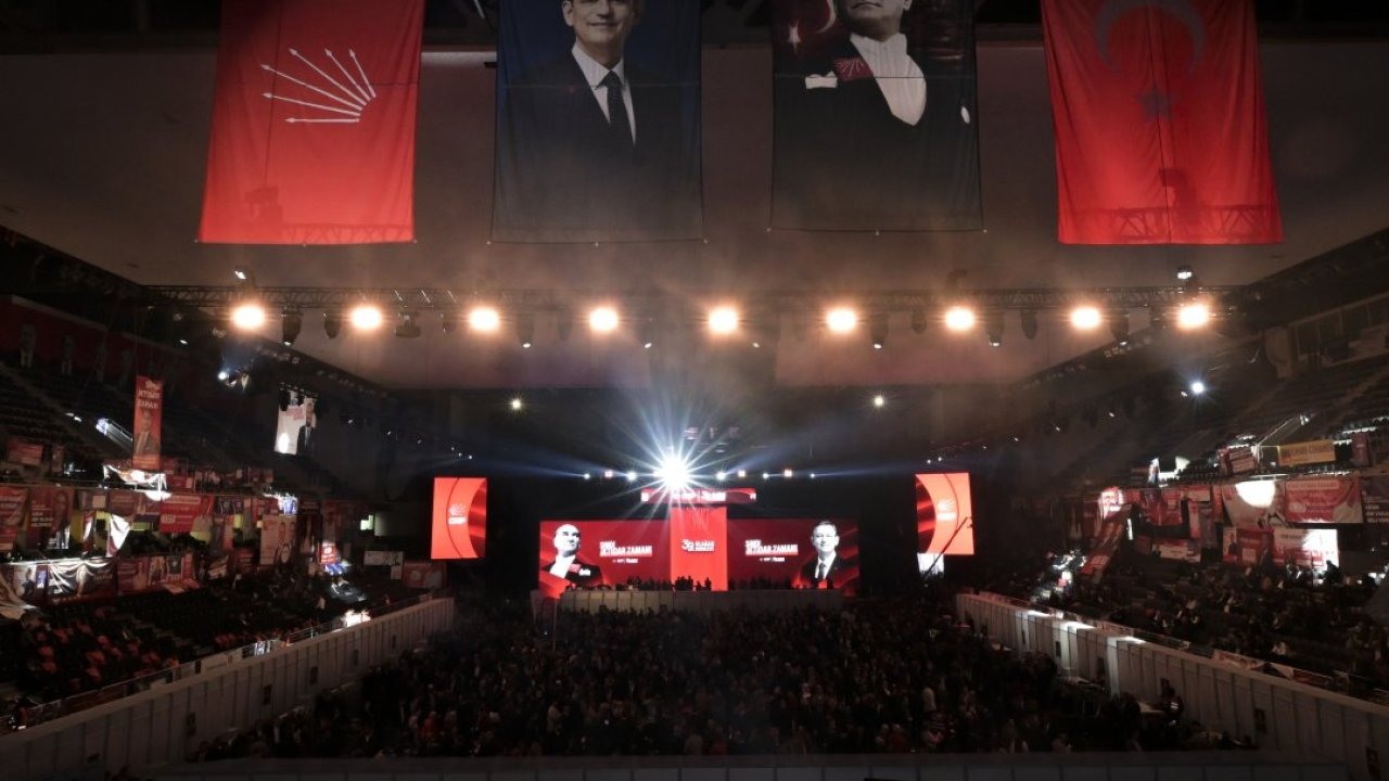 Özgür Özel, CHP 39. Olağan Kurultayı&#039;nda PM ve YDK üyelerinin seçiminde oyunu kullandı: