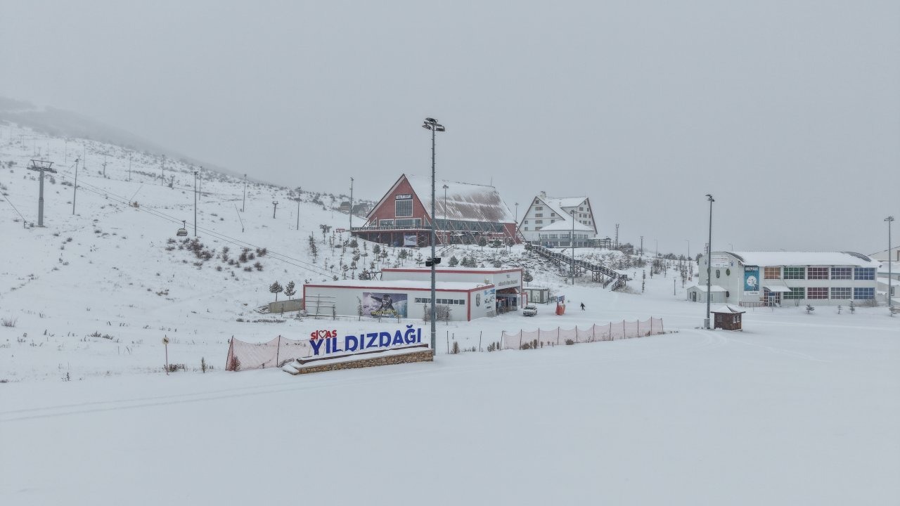 Sivas'ta Yıldız Dağı Kayak Merkezi'nde kar yağışı etkili oldu