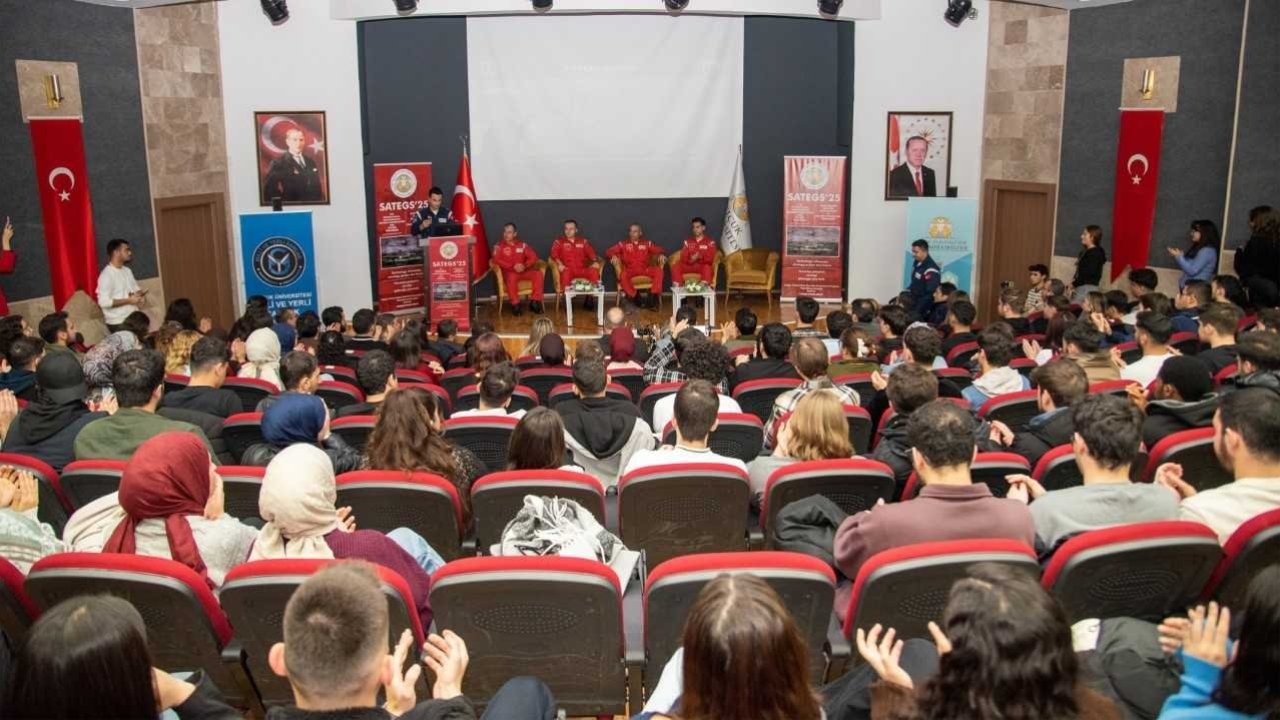 Türk Yıldızları Konya'da öğrencilerle buluştu