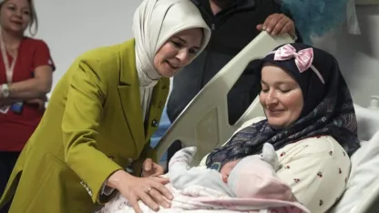 Bakan Göktaş'tan doğum yapan annelere "yeni yıl" ziyareti: