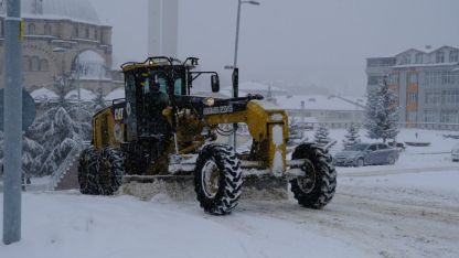 Akdağmadeni Belediyesi ekipleri karla mücadele çalışmalarını sürüyor