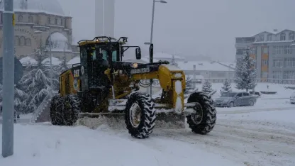 Akdağmadeni Belediyesi ekipleri karla mücadele çalışmalarını sürüyor