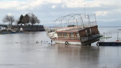 Konya'da Beyşehir Gölü'nün yüzeyinin bir kısmı buz tuttu