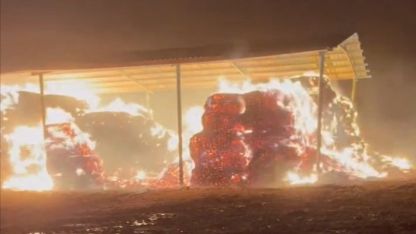 Konya'da çiftlikte çıkan yangında saman balyaları yandı